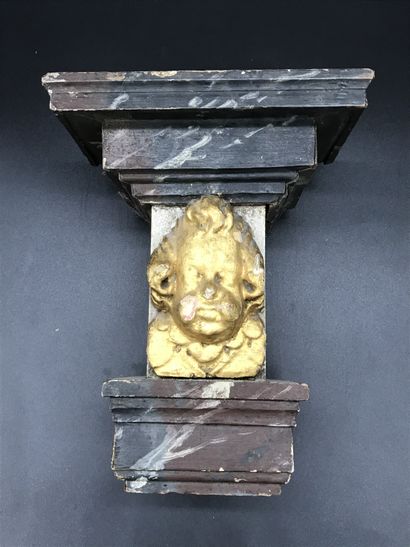 null CONSOLE en bois sculpté et doré à décor d'une tête d'ange.

H. 24 cm

Petits...