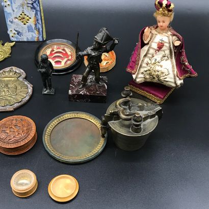 null Lot d'objets de vitrine comprenant : un poitrail de général Napoléon III, plaque...