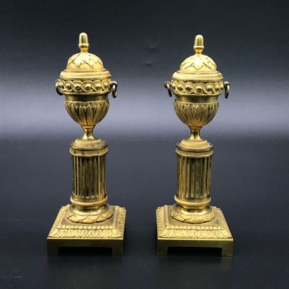 null Belle paire de BOUGEOIRS de style LOUIS XVI 

En bronze doré

à fut cannelé...
