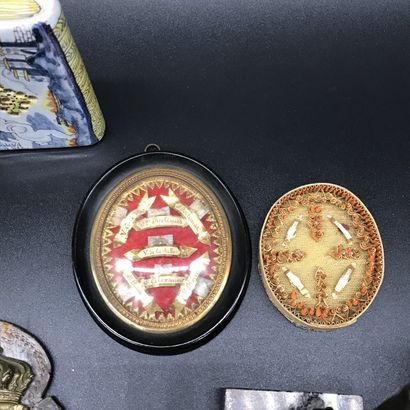 null Lot d'objets de vitrine comprenant : un poitrail de général Napoléon III, plaque...