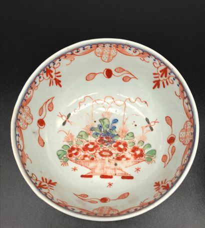 null Deux bols en porcelaine de Chine 

à décor de fleurs et personnages. 

Le plus...
