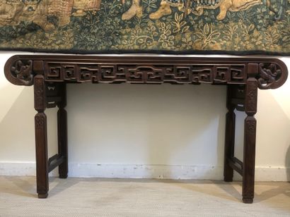 null CHINE

Large console en bois dur à ceinture ajourée de rinceaux et lingzhi,...