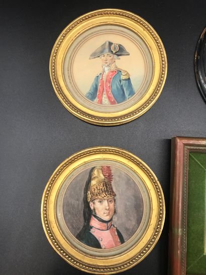 null Ensemble de miniatures comprenant : 

Deux portraits d'officier à l'aquarelle...