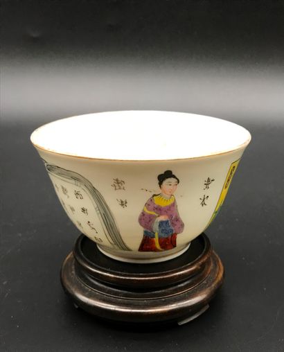 null Deux bols en porcelaine de Chine 

à décor de fleurs et personnages. 

Le plus...