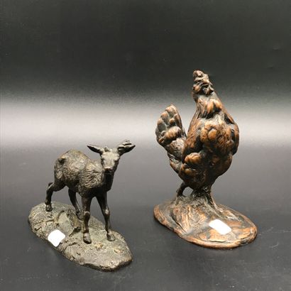 null Lot de deux sculptures : un cervidé en bronze (accident à un bois) et une poule...