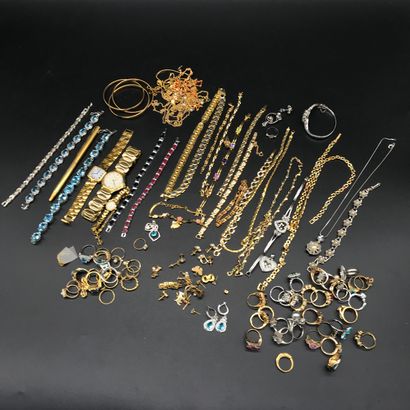 null Important lot de BIJOUX fantaisie comprenant bracelets, BO, colliers, montres,...