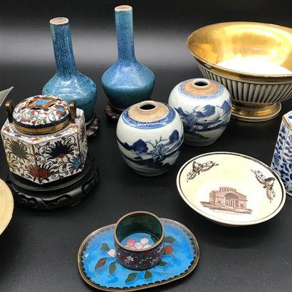 null Lot d'objets comprenant : 

Une paire de vases en ceramique bleue (accidents),...