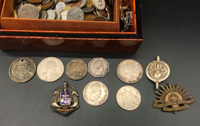 null Lot de monnaies anciennes dans un coffret, on y joint des étui à pièces en cuir,...