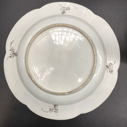 null COMPAGNIE DES INDES

Suite de 12 assiettes en porcelaine à décor émaillé de...