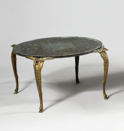 Small coffee table with a circular top in...