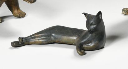  PIERRE CHENET (XXe siècle) Chat allongé Bronze à patine brun ocre Tampon et cachet...
