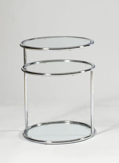  Table de salon en tube chromé à trois plateaux circulaires en verre superposés,...