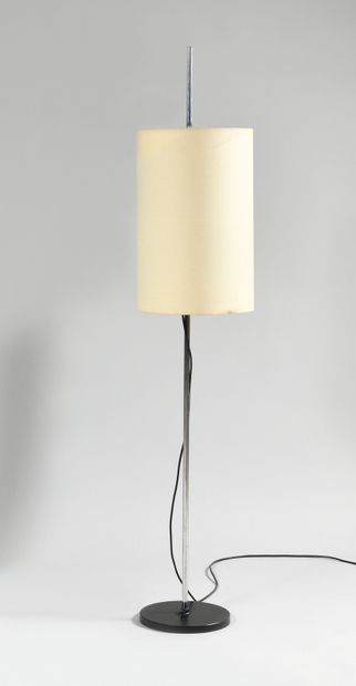 null DANISH WORK OF THE 1970s Floor lamp with central tubular chrome-plated shaft...