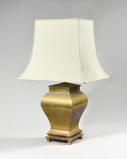 null WORK OF THE 1980's Floor lamp in a square brass jar on a moulded wooden base,...
