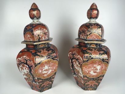 JAPAN Pair of large covered porcelain vases...