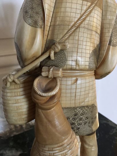 null JAPON Grand okimono en ivoire représentant un pêcheur au harpon. Période Meiji...