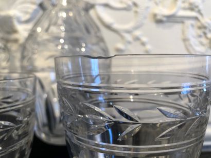 null 
PARTIE DE SERVICE de verres en cristal taillé comprenant : 

- 9 verres à eau...