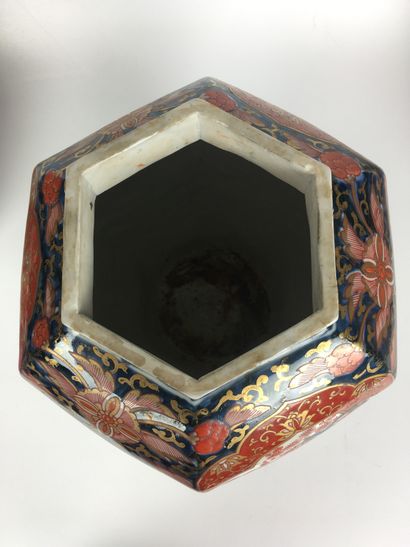  JAPON Paire de grandes potiches couvertes en porcelaine de forme balustre hexagonale,...