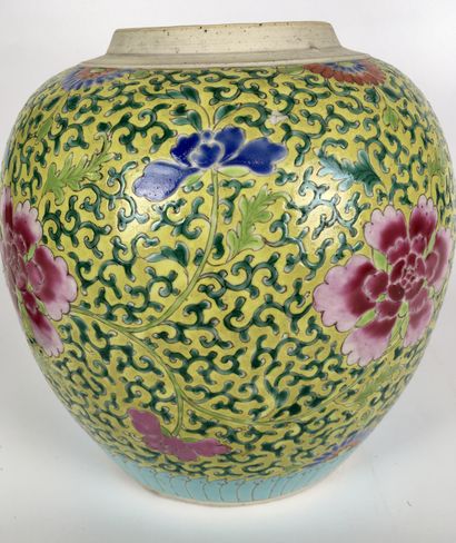 null CHINA Ginger pot in polychrome porcelain of the Rose family. Label under the...