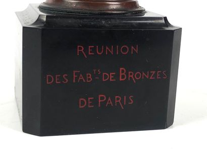 null BARBEDIENNE Vase de forme ovoide en bronze à patine brune nuancée à décor ciselé...