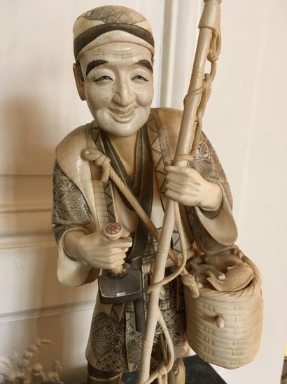 JAPAN Large ivory okimono representing a harpoon fisherman. Meiji Period Height:...