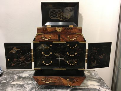 null KOREAN CABINET in lacquer on all sides, opening on the front by two small leaves...