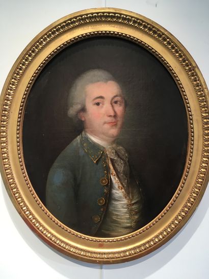  ECOLE FRANCAISE vers 1780 Portrait d'homme portant une veste bleue Toile ovale 64...