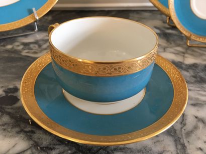 null HAVILAND Partie de service de table en porcelaine bleue à liseret or comprenant...