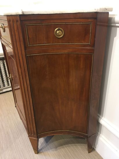 null Mahogany and mahogany veneer COMMODE with curved sides, opening on the front...