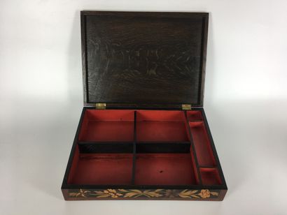 null Large rectangular BOX in veneer and marquetry with floral decoration in the...