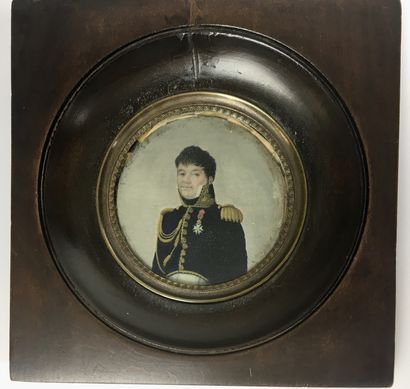 null ECOLE FRANCAISE Vers 1840 Portrait en buste d'un Officier Miniature ronde sur...