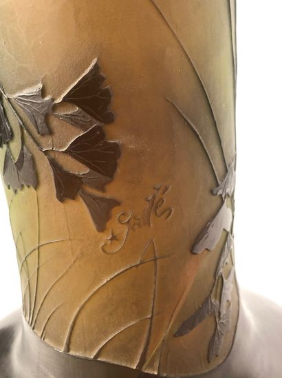  ETABLISSEMENT GALLE Grand vase soliflore en verre gravé dégagé à l'acide à décor...