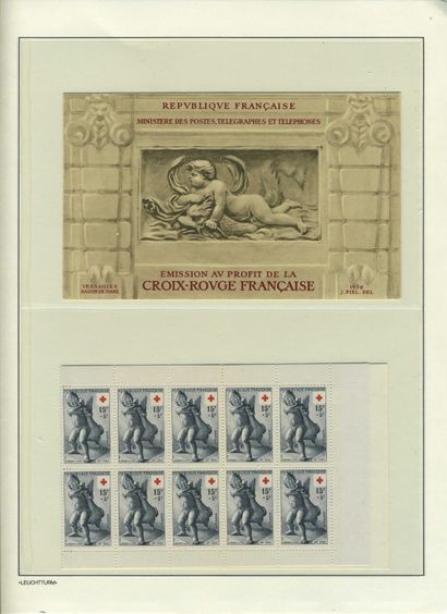  FRANCE : Ensemble de 3 albums contenant des timbres principalement neufs dont carnets...