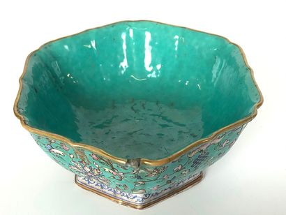 null CHINA Hexagonal porcelain bowl on turquoise find pedestal decorated with enamels...