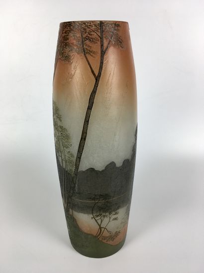  LEGRAS Vase en verre gravé à décor d'un paysage au lac. Signé dans le décor. Haut...