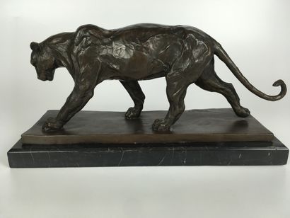  H. MOORE (XXe) Lionne rampante Bronze à patine brune Socle rectangulaire en marbre...