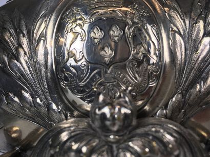  SAMOVAR en métal argenté ciselé de rinceaux feuillagés sur un corps à vaguelettes...