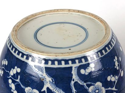 null 
CHINE

Pot a gingembre en porcelaine de forme ovoïde à fond bleu décoré de...