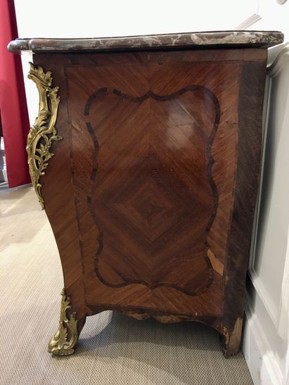null Tomb COMMODE in veneer wood and marquetry opening by four drawers on three rows...