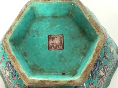  CHINE Coupe hexagonale en porcelaine sur piédouche à find turquoise décoré en émaux...