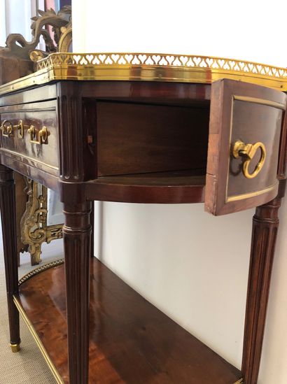 null CONSOLE in mahogany and mahogany veneer in the shape of a half-moon, opening...