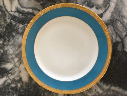 null HAVILAND Partie de service de table en porcelaine bleue à liseret or comprenant...
