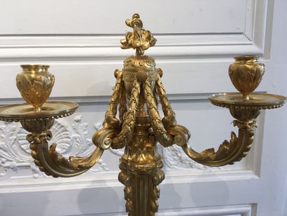 null Importante PAIRE DE CANDELABRES en bronze doré et ciselé à trois bras de lumières...