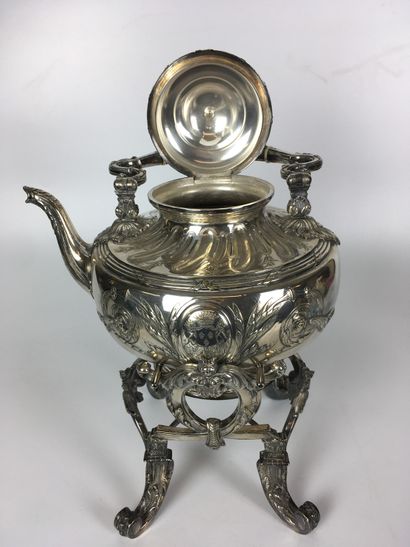 null SAMOVAR en métal argenté ciselé de rinceaux feuillagés sur un corps à vaguelettes...