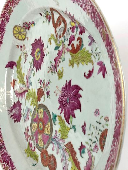  CHINE Plat ovale en porcelaine à décor polychrome des émaux de la Famille rose à...