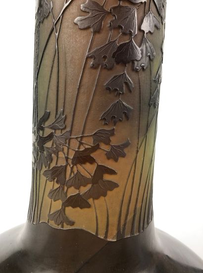  ETABLISSEMENT GALLE Grand vase soliflore en verre gravé dégagé à l'acide à décor...