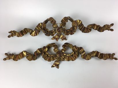 null PAIR OF DECORATIVE ELEMENTS in gilded wood and carved with a ribbon knot 18th...