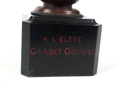 null BARBEDIENNE Vase de forme ovoide en bronze à patine brune nuancée à décor ciselé...