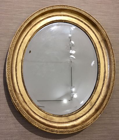 CADRE OVALE en bois doré à cuvette (transformé en miroir) Epoque Louis XVI 72 x...