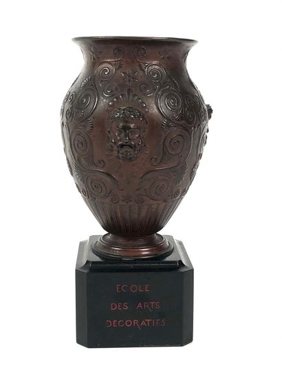 BARBEDIENNE Vase de forme ovoide en bronze...